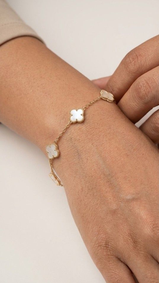 Elegant White Clover Gold Bracelet - Thumbnail 2
